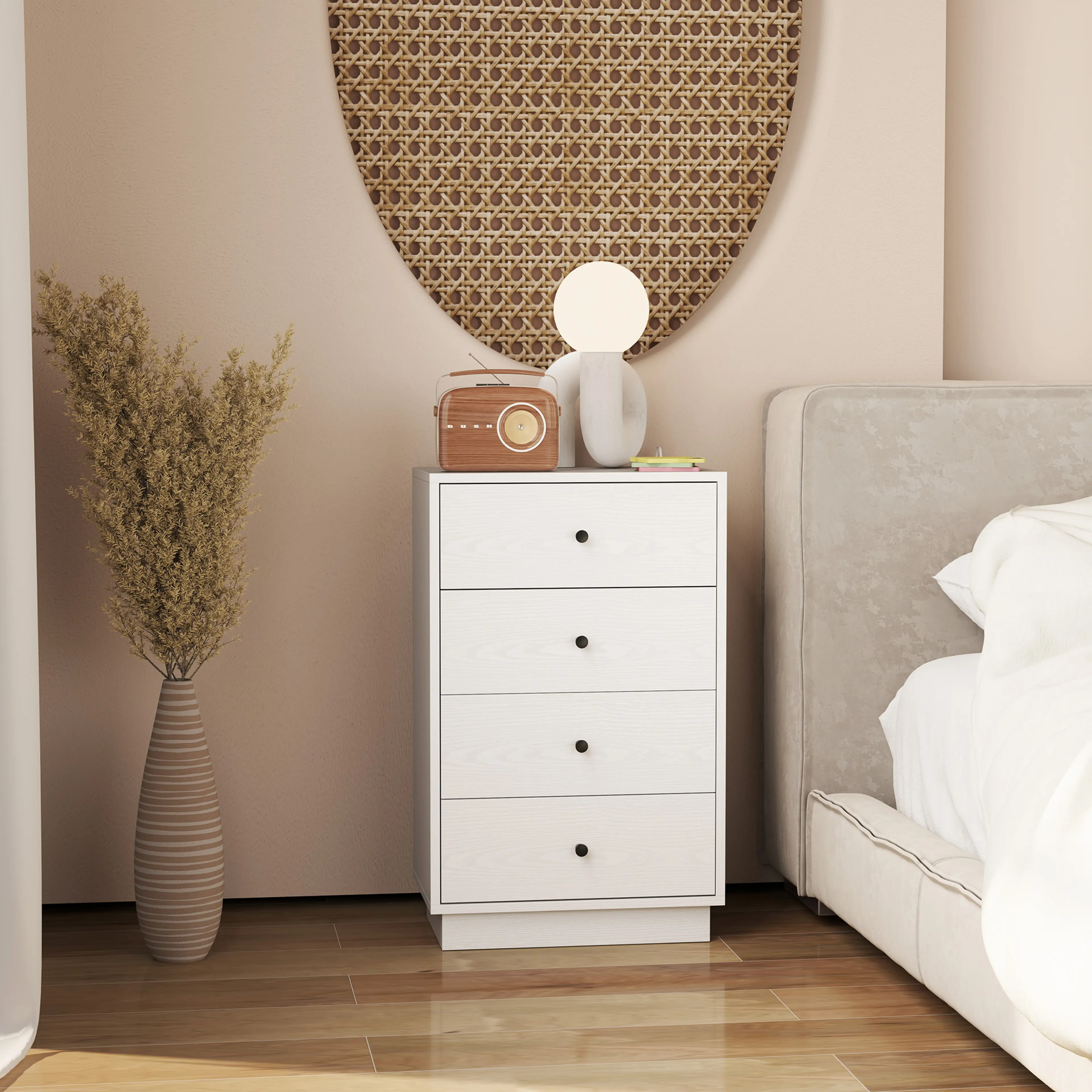 Byrån med fyra lådor i ett sovrum med lampa och klocka på ovansidan