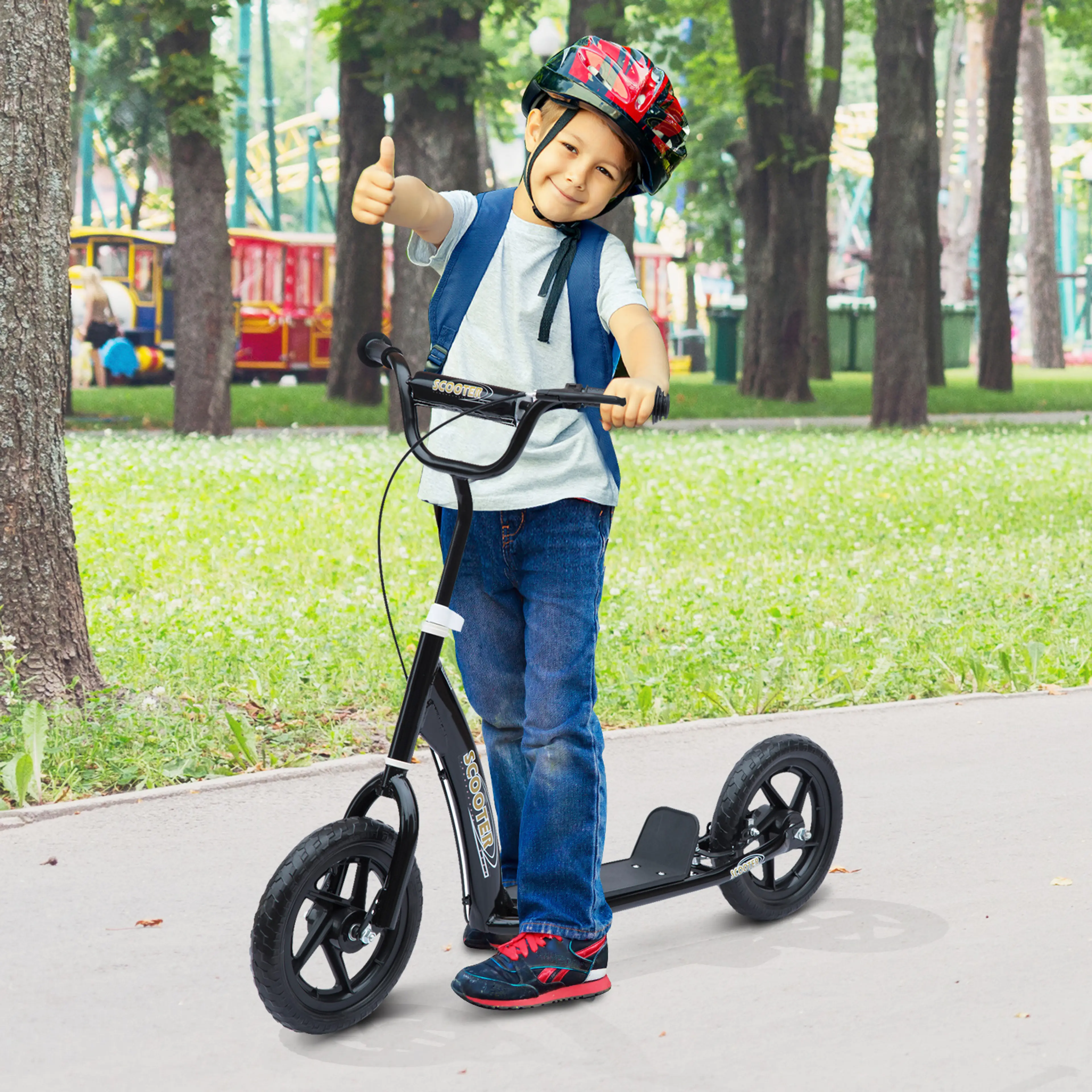 Pojke i hjälm på svart sparkcykel i en park