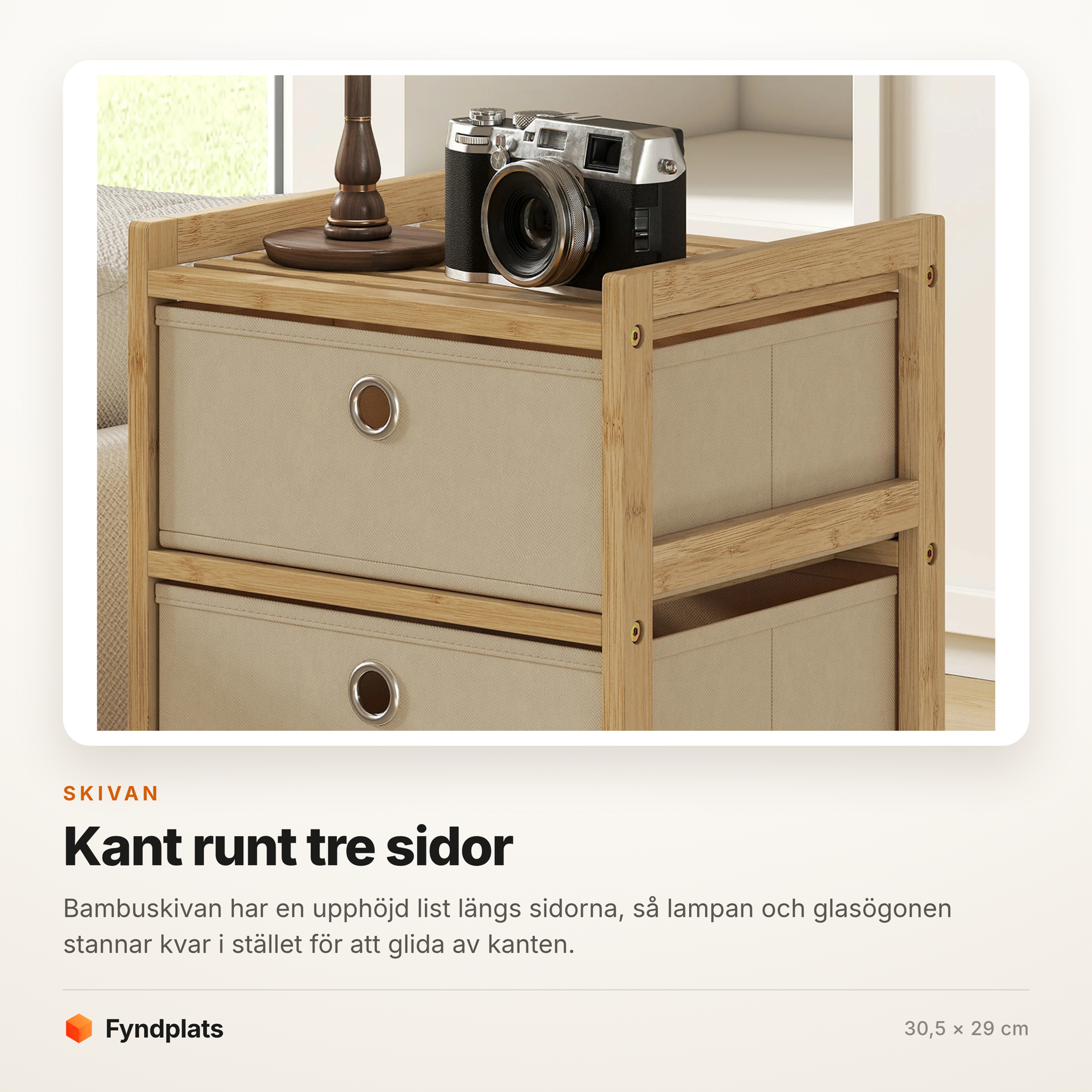 Bambuskivans upphöjda kant med lampa och kamera ovanpå