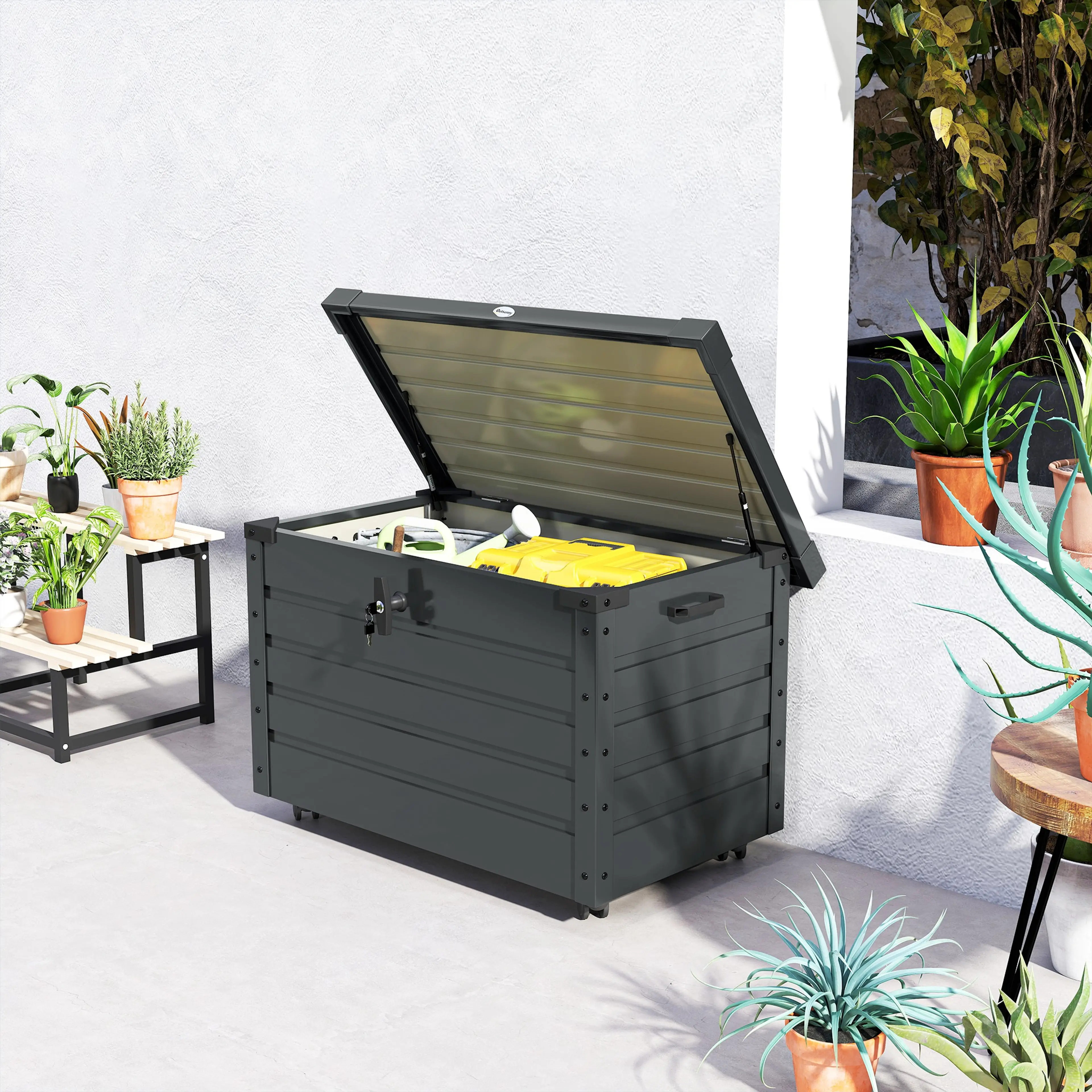 Dynboxen på en uteplats med locket öppet och krukor bredvid