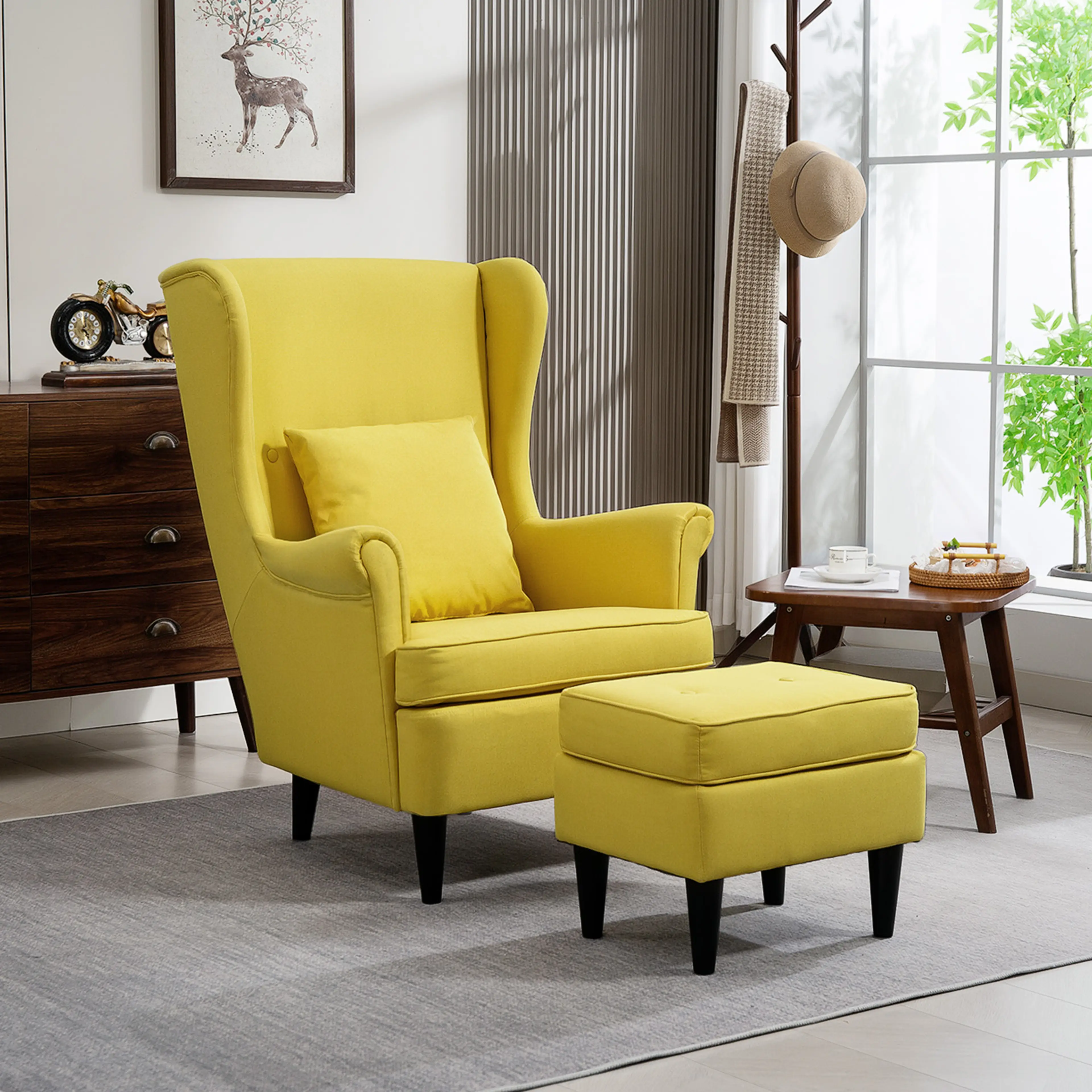 Gul öronlappsfåtölj med fotpall i ett ljust vardagsrum med sidobord och hatthylla