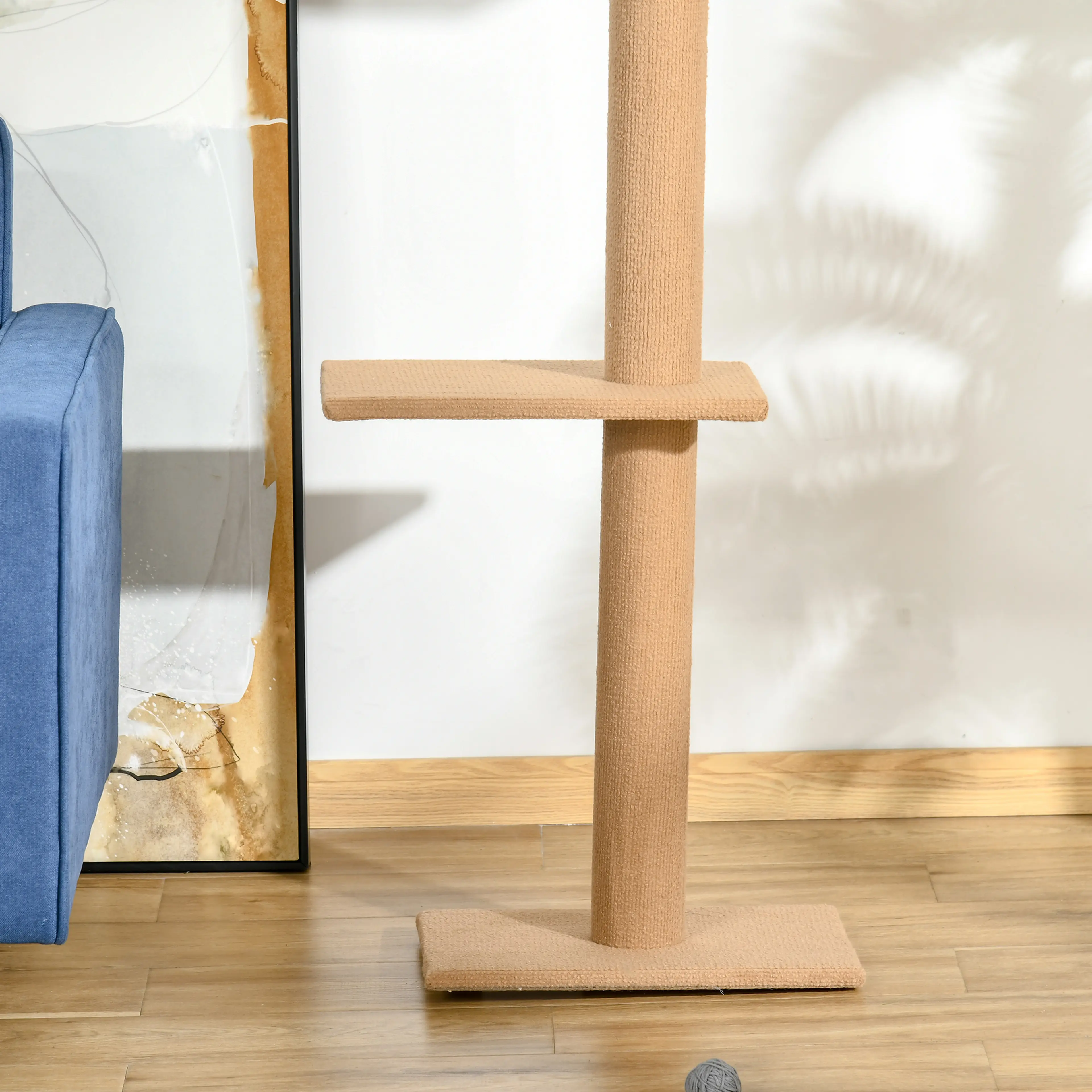 Klösträdet intill en soffa, med plattform och stolpe i bild