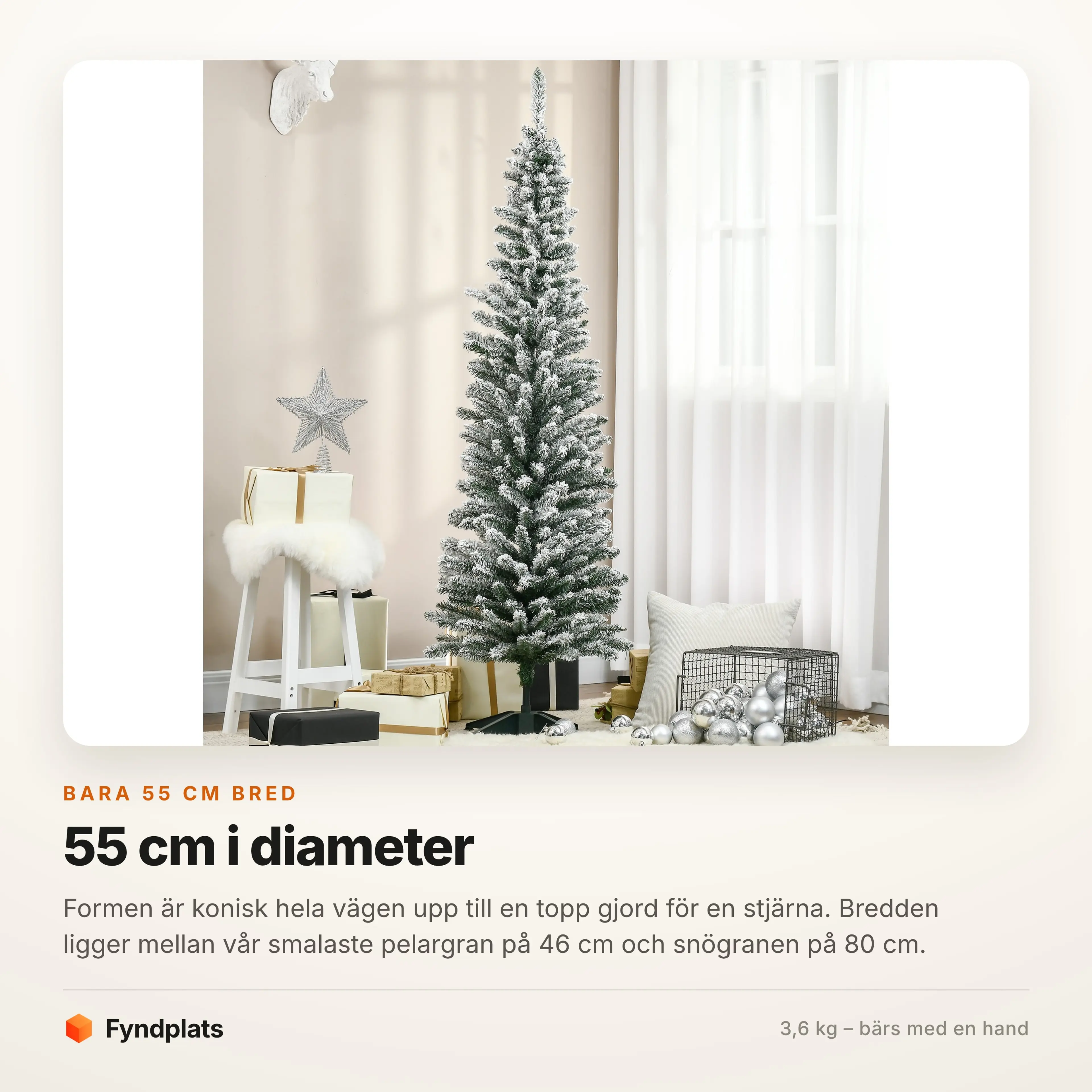 Granen i ett rum med silverfärgat pynt