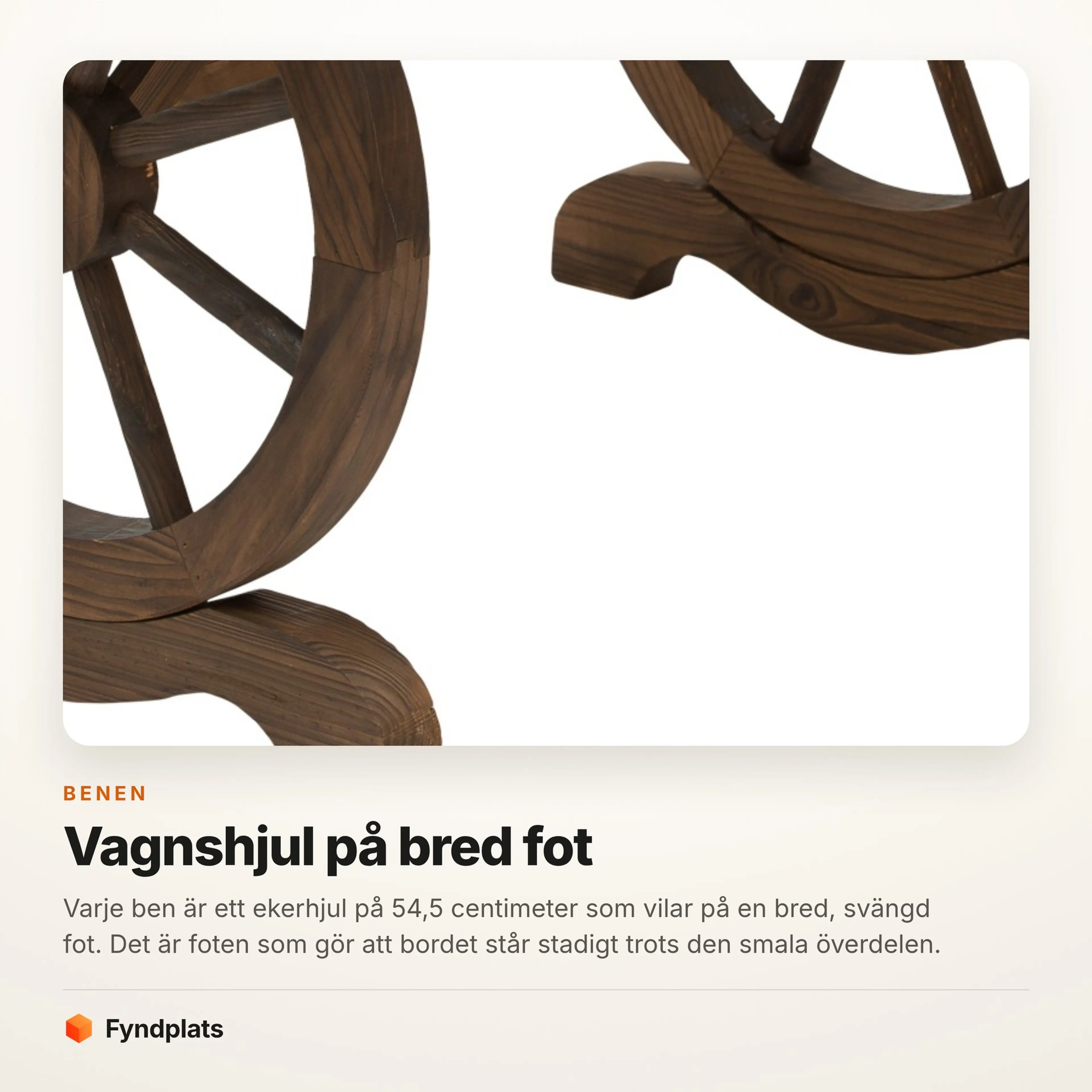 Närbild på bordets ekerhjul och den breda svängda foten.
