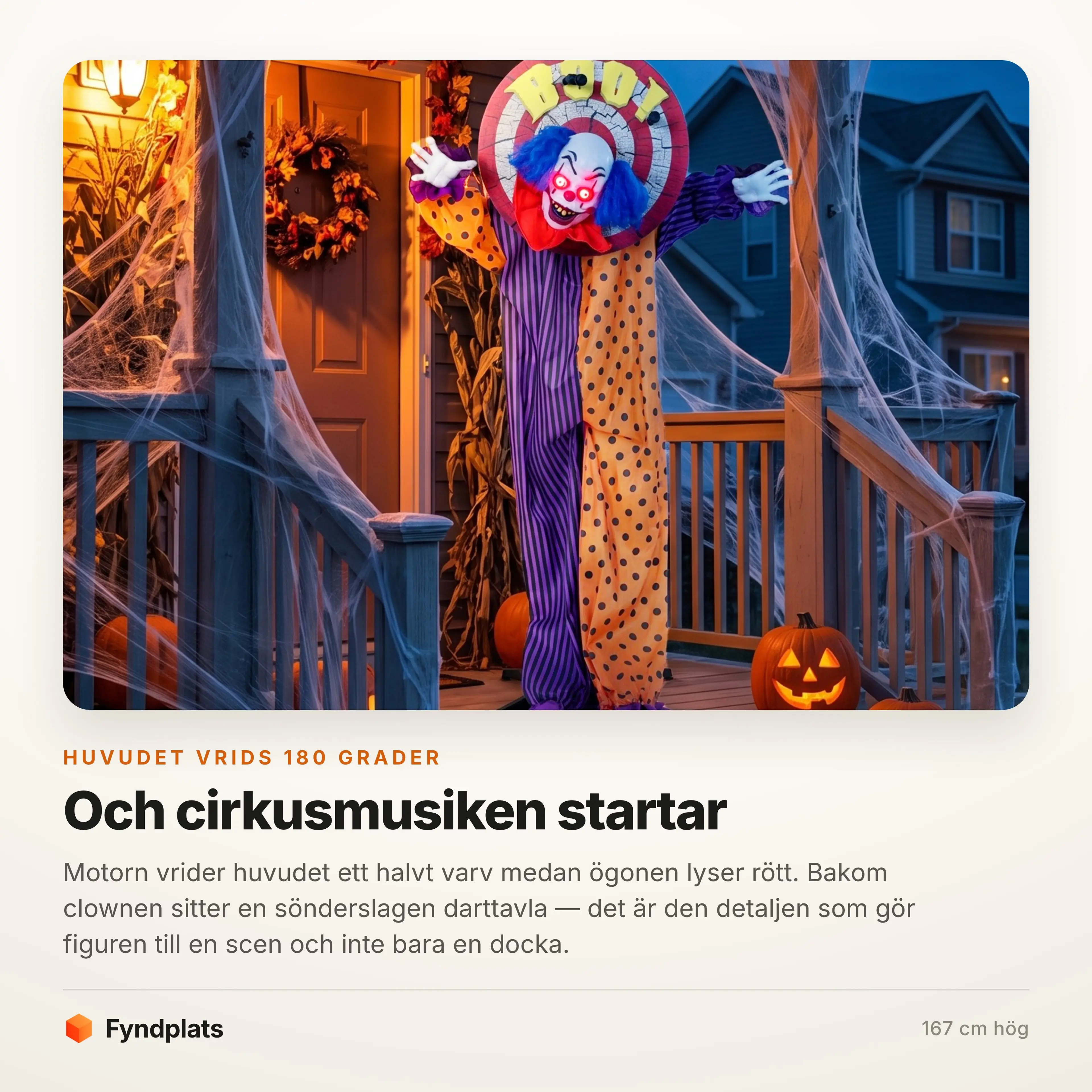 Clownen på en veranda dekorerad med pumpor och spindelväv