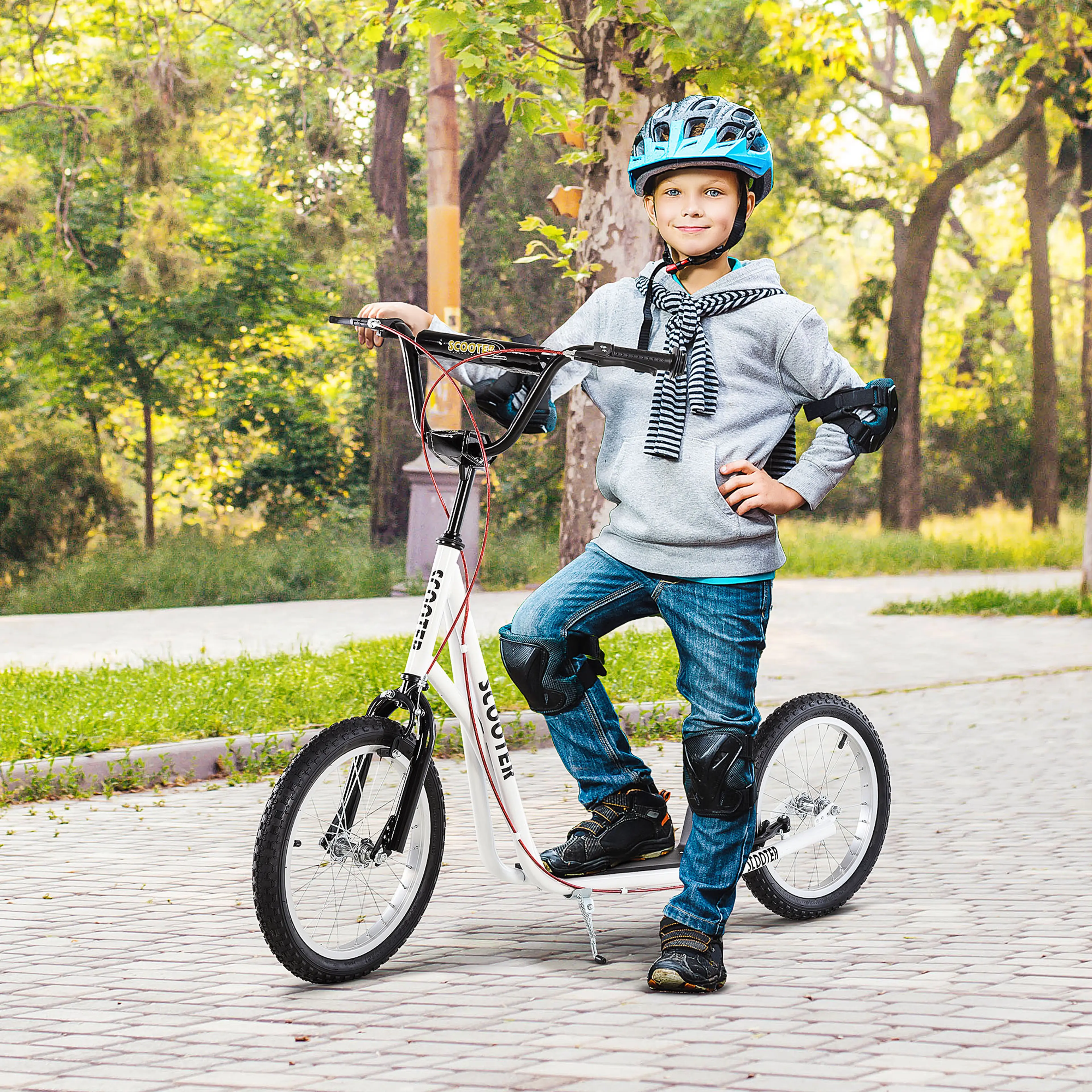 Pojke kör den vita sparkcykeln på en stenlagd gång i en park