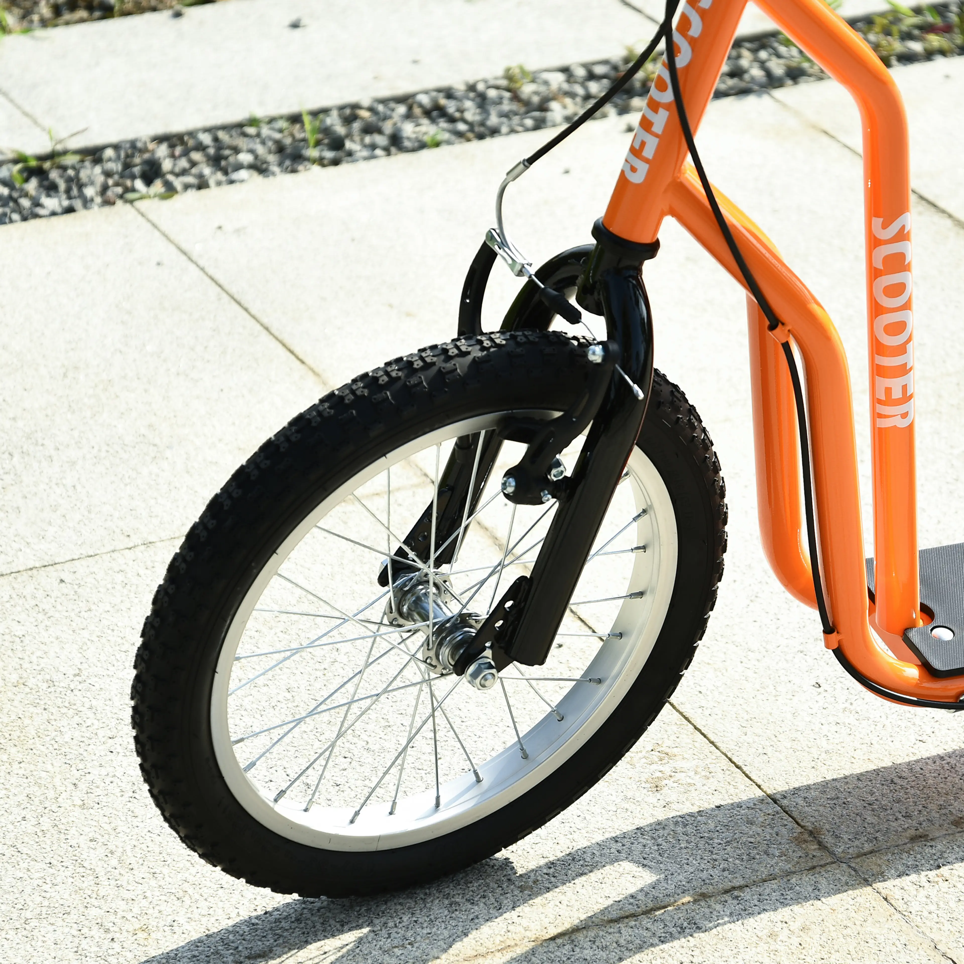 Närbild på det stora framhjulet Ø41 cm på orange sparkcykel