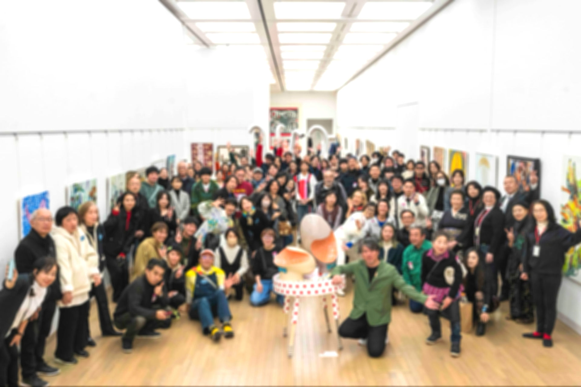大勢の人々が笑顔で記念写真、展示会場にて。国立新美術館、国際公募展、公募展、現代アート、アート、展覧会。