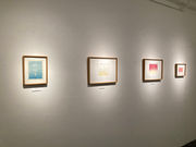 白い壁に展示された3つの額縁のアート作品。 空間芸術TORAM