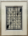 白黒の複雑なデザインのアート作品。額縁入り。空間芸術TORAM