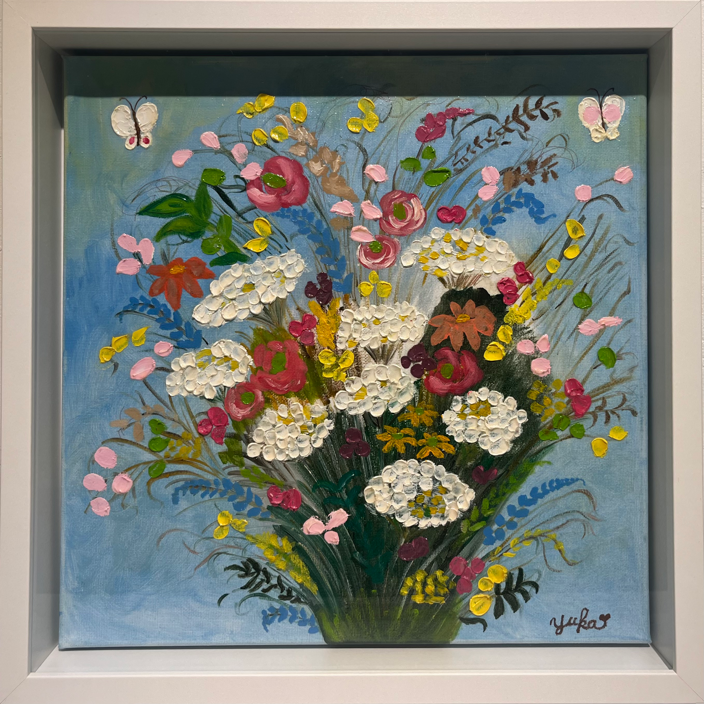 白い花とピンクの花の絵、背景は青色。絵のタイトルは不明。 イワイヨシコ