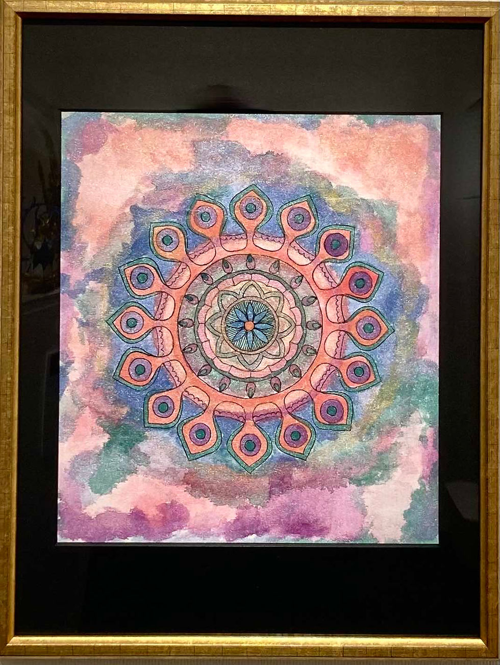 水彩画のマンダラ、オレンジと青色の模様、背景にピンクと紫のぼかし。