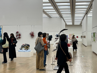 国立新美術館の現代アート展覧会で作品を鑑賞する人々