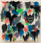 カラフルな毛皮の芸術作品、テキスト「DANCING HIGHLAND」の背景に 空間芸術TORAM