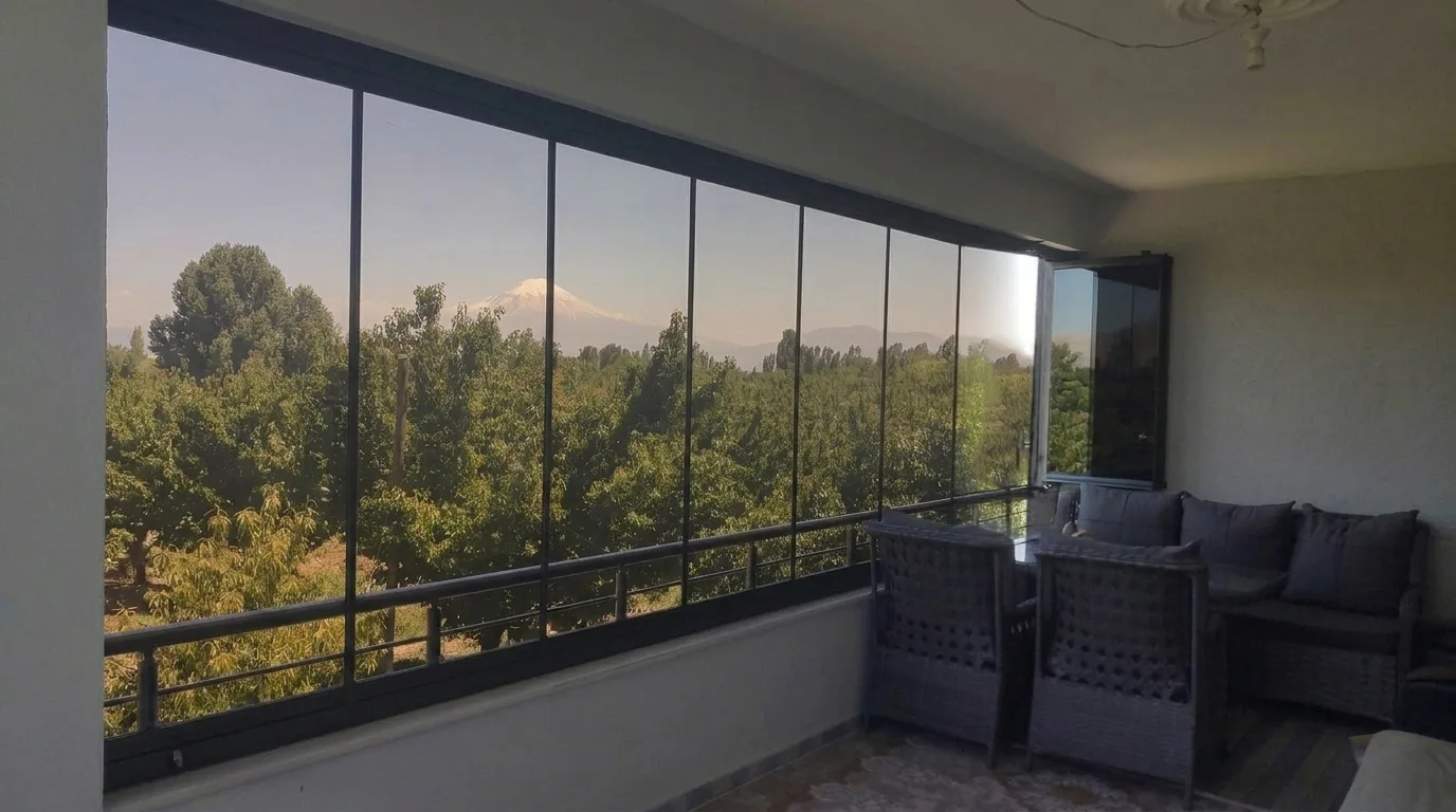 Balkonda katlanır cam balkon uygulaması