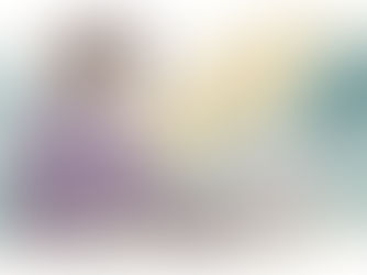 Bloggerin umgeben von strukturierten Daten und organisierten Informationskarten