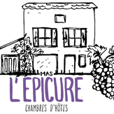 Logo Mas l'Epicure, Chambres d'hôtes: Handzeichnung des Hauses mit Weintrauben, darunter der Schriftzug in Violett