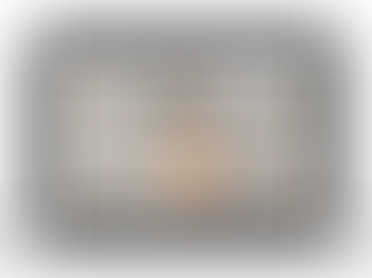 Laptop mit Videokonferenz aus sechs selbstständigen Frauen im Online-Business an ihren Laptops. Unten mittig Iris Pflüster aka Die Technik-Flüsterin, Technikexpertin für Solopreneurs, sichtbar und professionell im Online-Meeting.