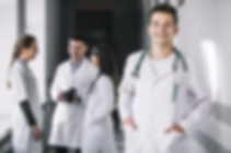 sophrologie gestion stress éducation thérapeutique plaisir capacité détente<a href='https://fr.freepik.com/photos-libre/medecin-gai-avec-des-collegues-en-clinique_1830915.htm'>Designed by Freepik</a>