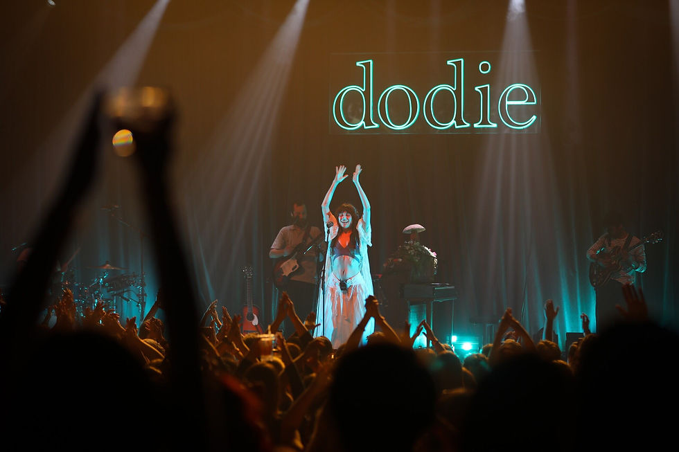 Dodie leading the crowd in applause. (Zach Watkins)