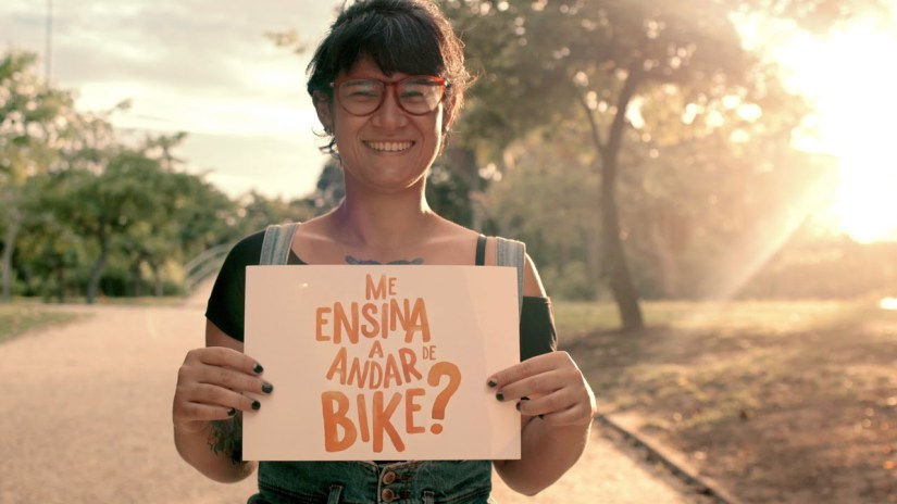 Itaú ensina cariocas a andarem de bike como presente de aniversário ao Rio