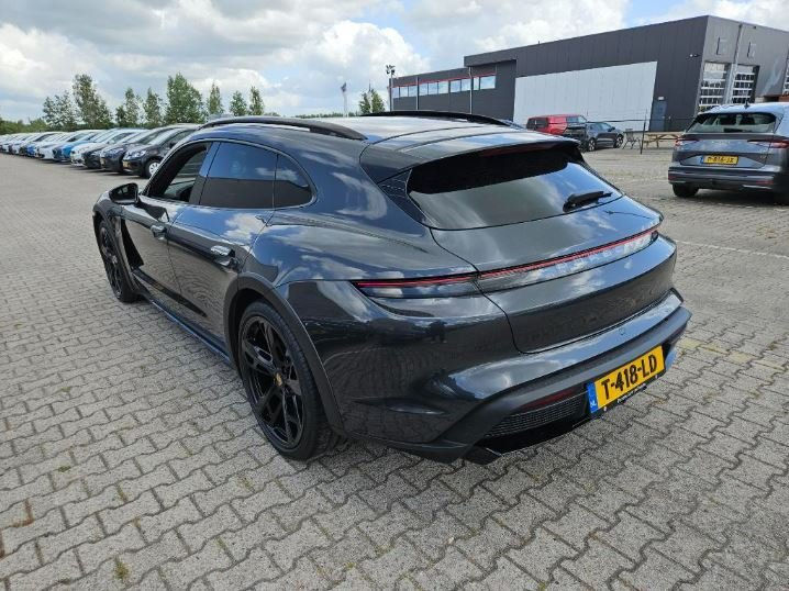 Miniatura: Porsche Taycan 2023
