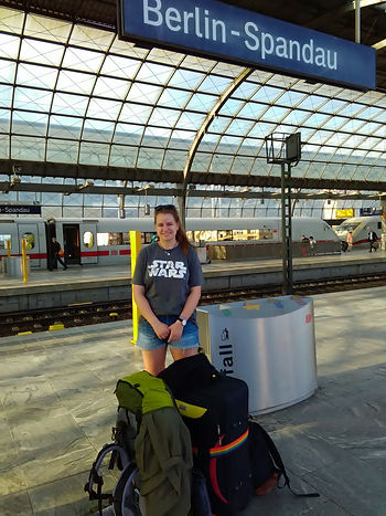 mit fast 30kg Gepäck am Bahnhof