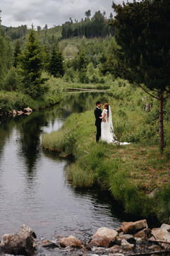 Etter vielsen dro vi videre til et hemmelig sted i Brandval, et lite stykke villmark med myrer, vann og grønn skog. Landskapet var dramatisk og vakkert. Her kunne de puste ut, le sammen, og bare være kjærester – midt i stillheten. Hvert blikk og hvert smil ble forsterket av den ville, rolige naturen rundt dem.