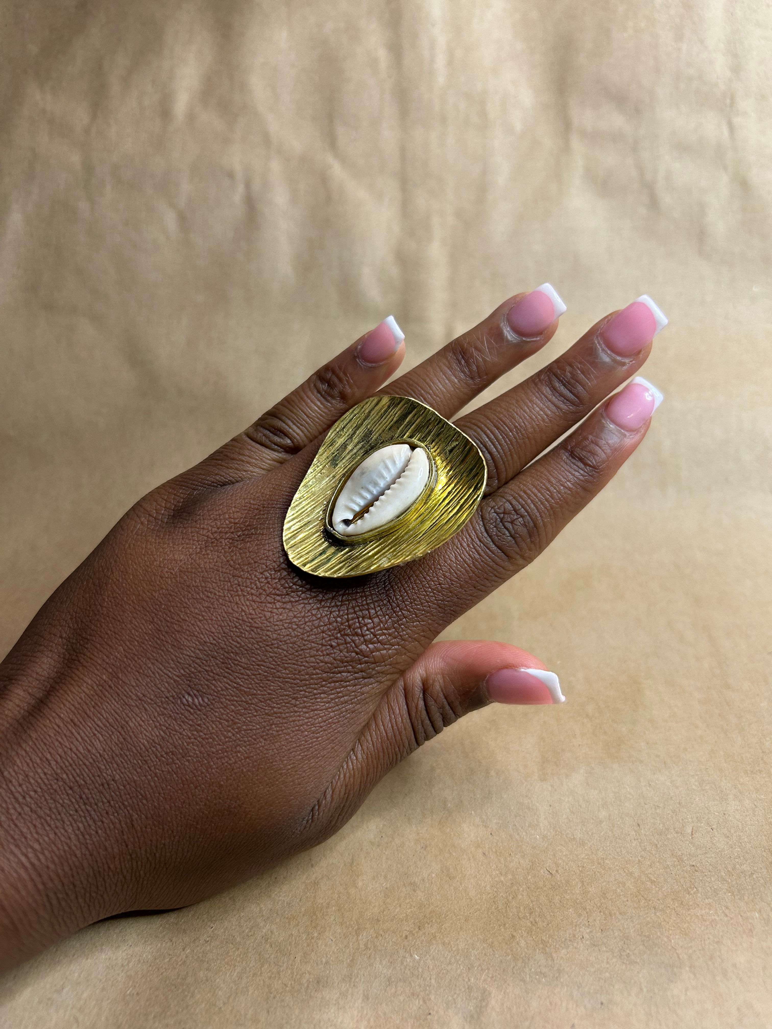 Bague en bronze et cauris 