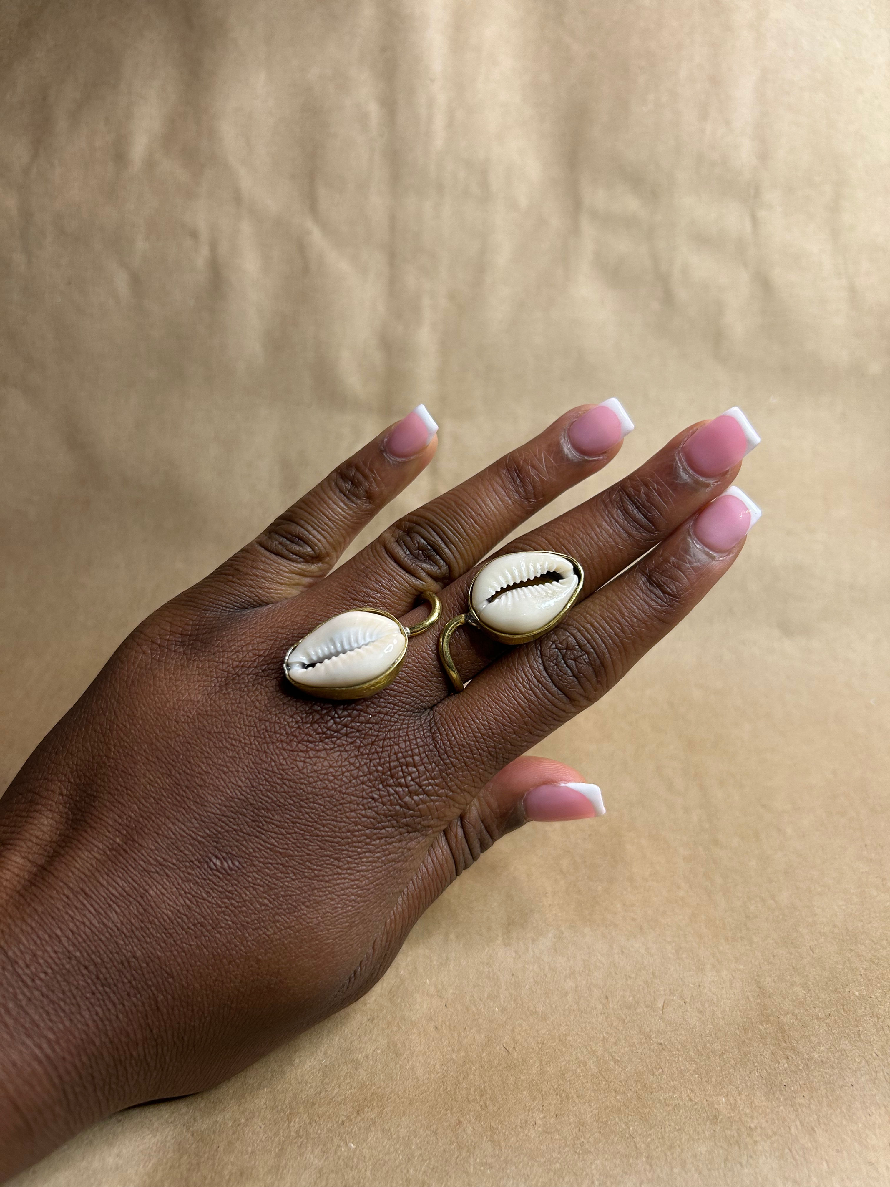 Bague en bronze et cauris