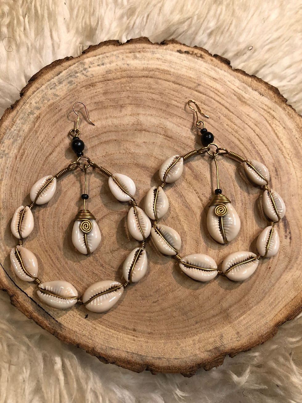 Miniature : Boucles d’oreilles créoles en cauris