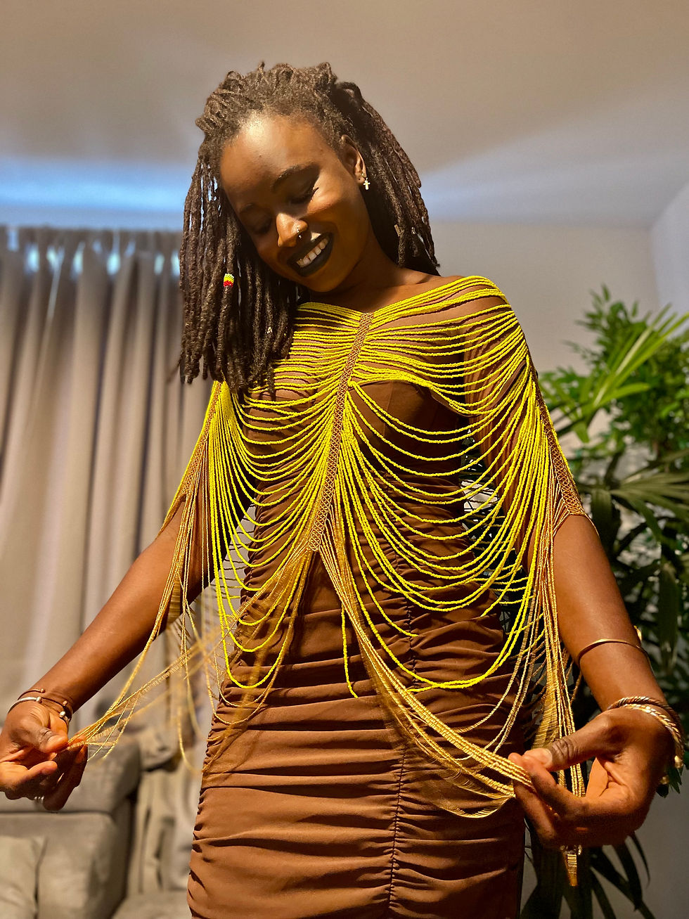 Miniature : Collier poncho en perles jaunes et dorées 