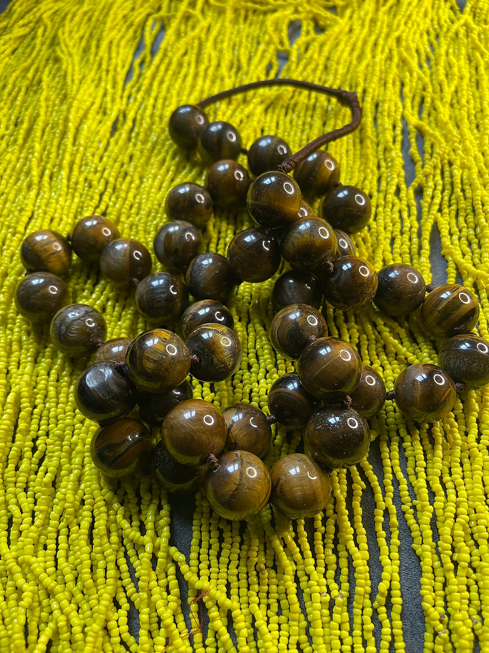 Collier œil de  tigre très long, de belles pierres bien grosses(44 boules)