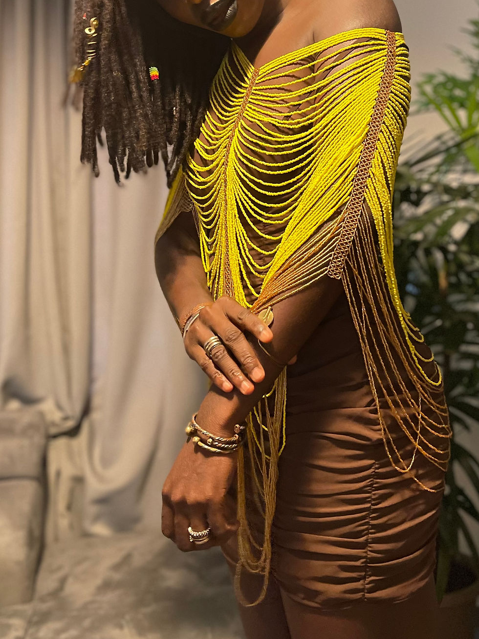 Collier poncho en perles jaunes et dorées