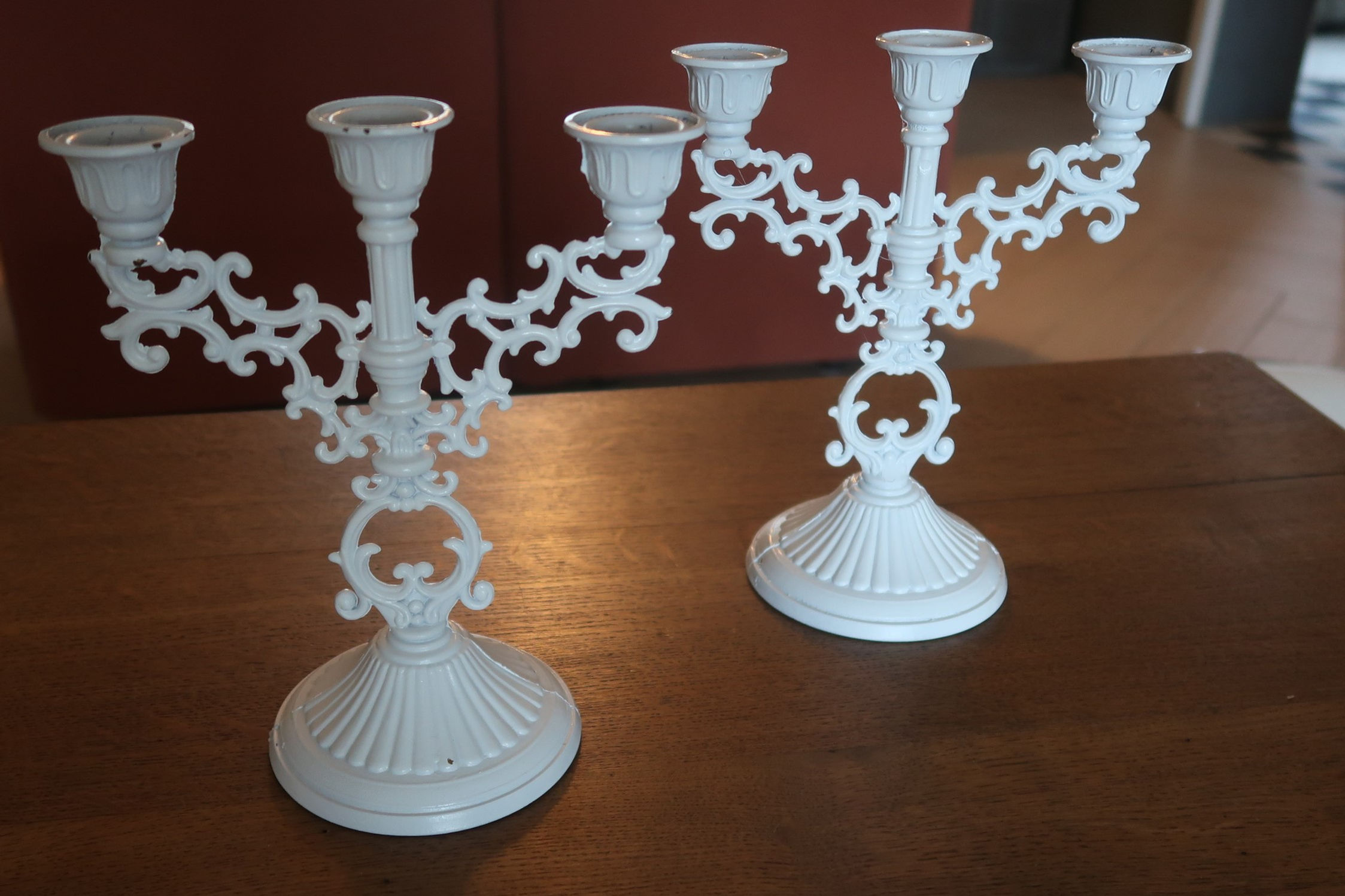 Paire de chandeliers blancs