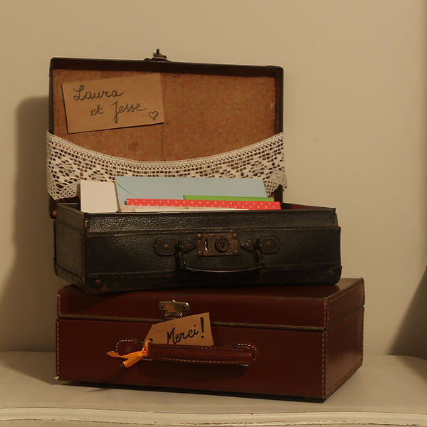 urne valises pour enveloppes.JPG