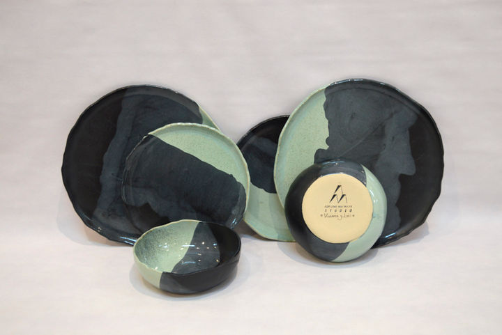 Juego de platos planos y cuenco en verde aqua y negro con inscripción para los novios en la parte inferior