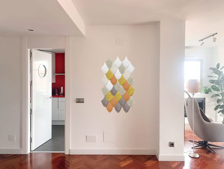 render de mural ceramico tridimensional colgado en la pared de un salon