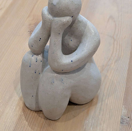figura mujer pensativa