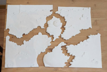 piezas separadas de una pieza original de ceramica artesanal hecha por Adriana Machado Studio