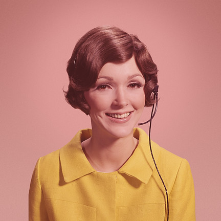 Femme avec casque téléphonique