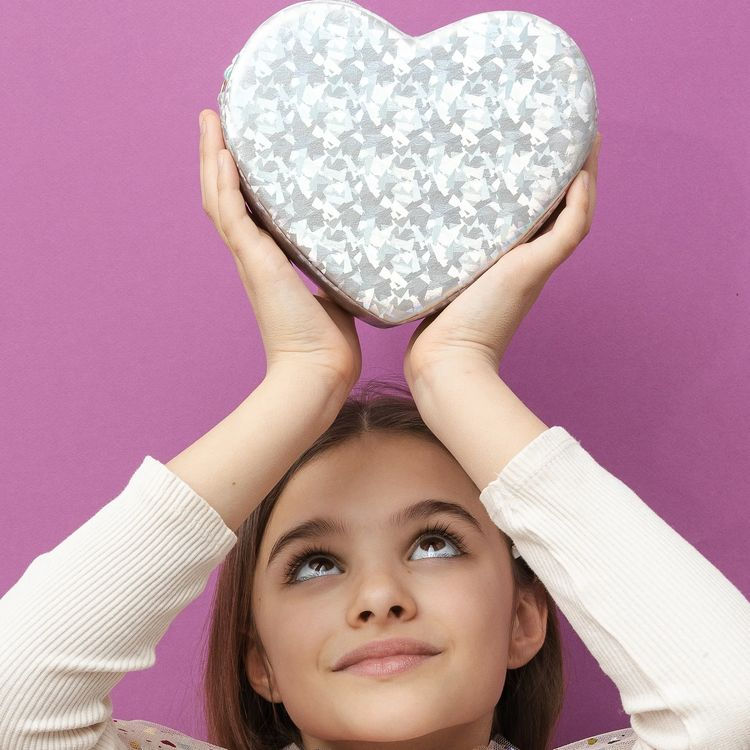 Thumbnail: Holographic heart bag