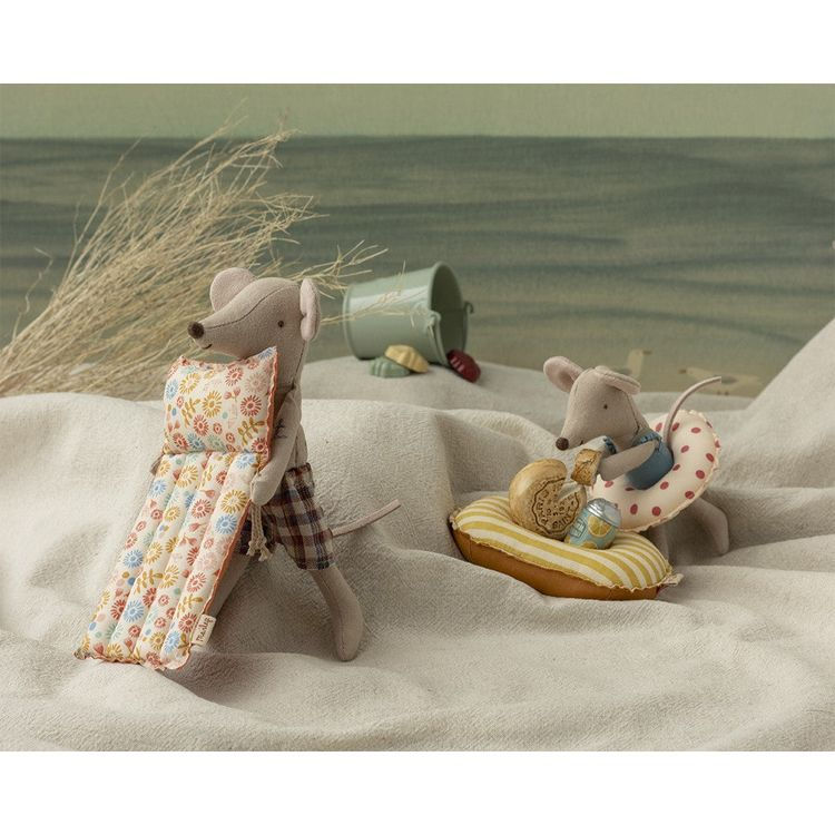 Thumbnail: Beach mouse with air mattress, Dad - Flower