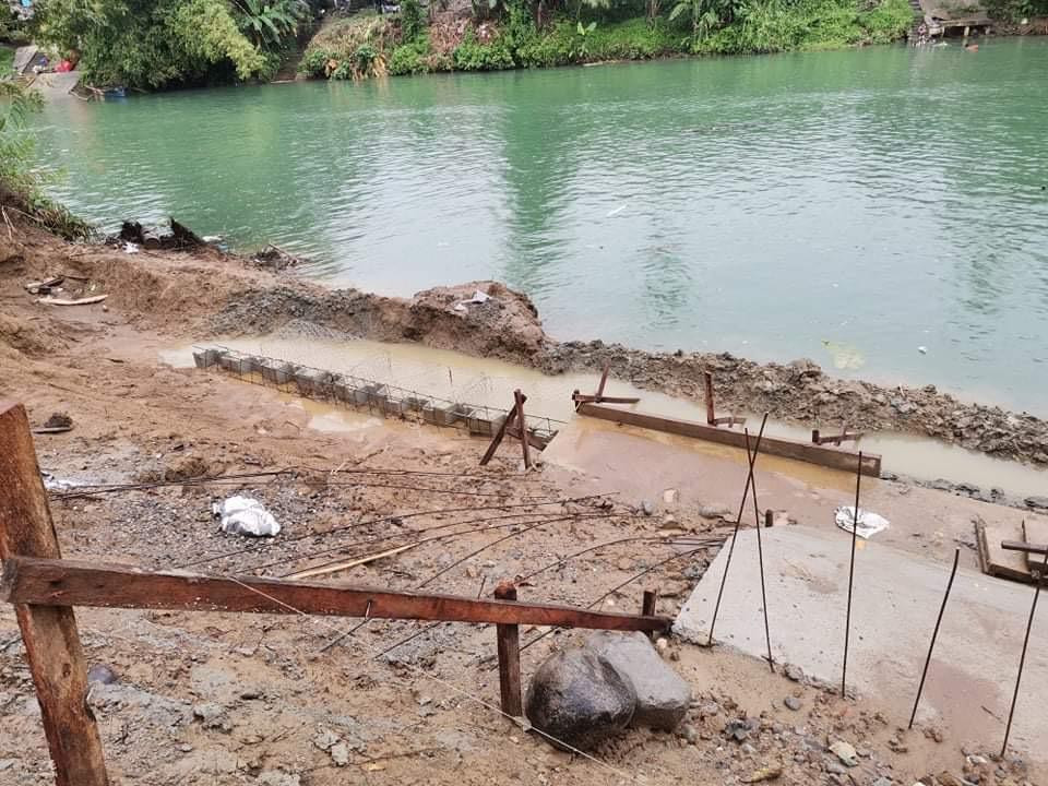 instalación de tablestacas de plástico