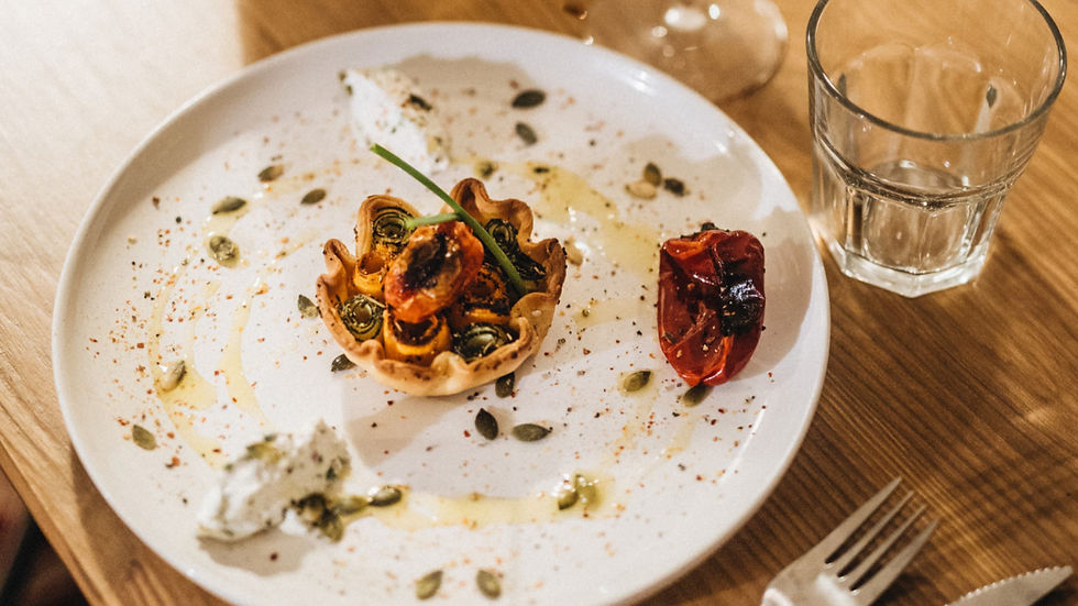 Assiette gastronomique raffinée – Accord mets et vin autour du SIPIAN Collection Blanc, 100% sémillon.