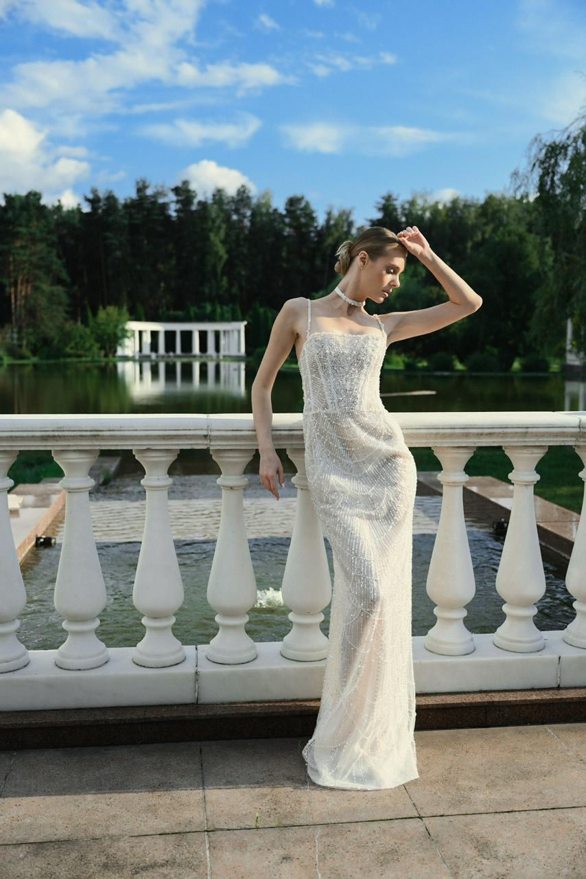 Корсеты LARE держат форму лучше, чем утренний кофе держит вас в тонусе, а платья словно шепчут: «Ты сегодня королева».