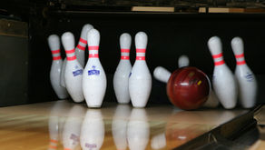 Die Männer bowlen