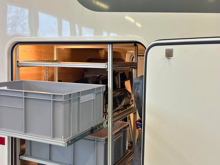 Regalsystem in der Heckgarage im Wohnmobil
