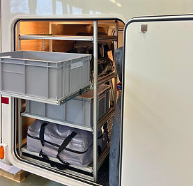 Regal mit vier Auszügen für die Heckgarage im Wohnmobil