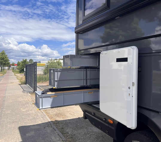 Drei vollständig ausgezogene Vollauszüge mit Euroboxen am Woelcke Autark Runner XL